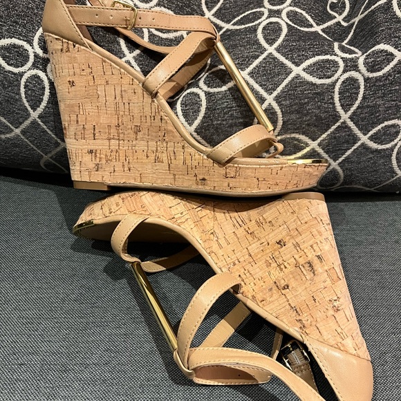 Dolce Vita Cork effect, Thong Wedge Sandal with gold accents, Never Worn… - Picture 12 of 14